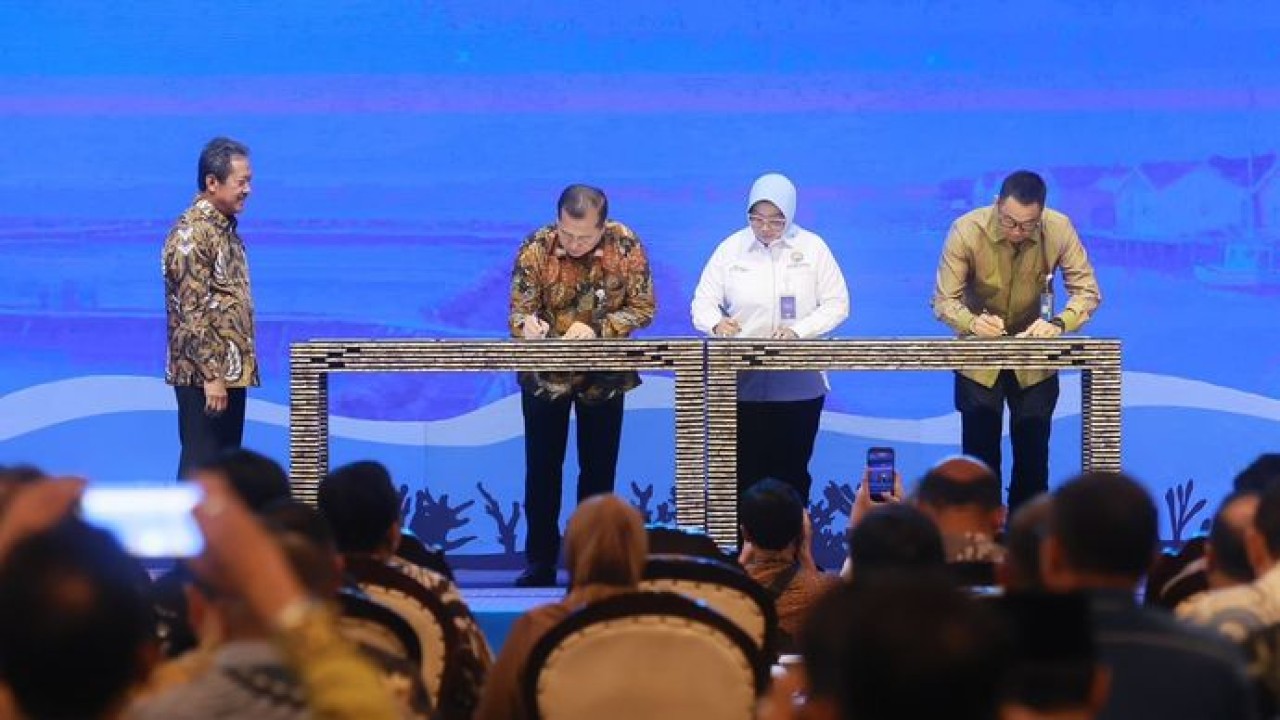 Penandatanganan nota kesepahaman antara KKP dengan mitra yang dilakukan oleh Direktur Utama PLN Darmawan Prasodjo (kanan), Gubernur Nusa Tenggara Barat, Lalu Muhammad Iqbal (kedua dari kiri), Bupati Mempawah sekaligus Ketua Asosiasi Pemerintah Daerah Kepulauan dan Pesisir Seluruh Indonesia (Aspeksindo), dan Erlina Ria Norsan (kedua dari kanan) disaksikan oleh Menteri Kelautan dan Perikanan, Sakti Wahyu Trenggono (kiri) pada Kamis (2/7). Dalam kesempatan ini PLN menandatangani MoU tentang penyediaan tenaga listrik dan kerja sama strategis di bidang kelautan dan perikanan. (PLN)