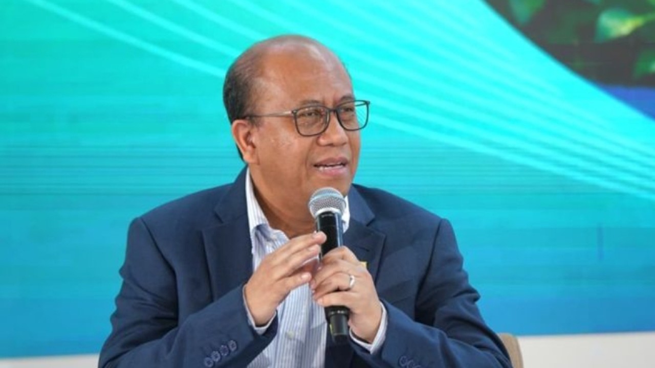 Direktur Manajemen Proyek dan Energi Baru Terbarukan PLN, Suroso Isnandar, dalam sesi diskusi panel menyampaikan bahwa Perseroan siap menyerap daya listrik yang diproduksi oleh para mitra guna program PSEL dapat memperkuat portofolio sumber energi primer secara optimal.
