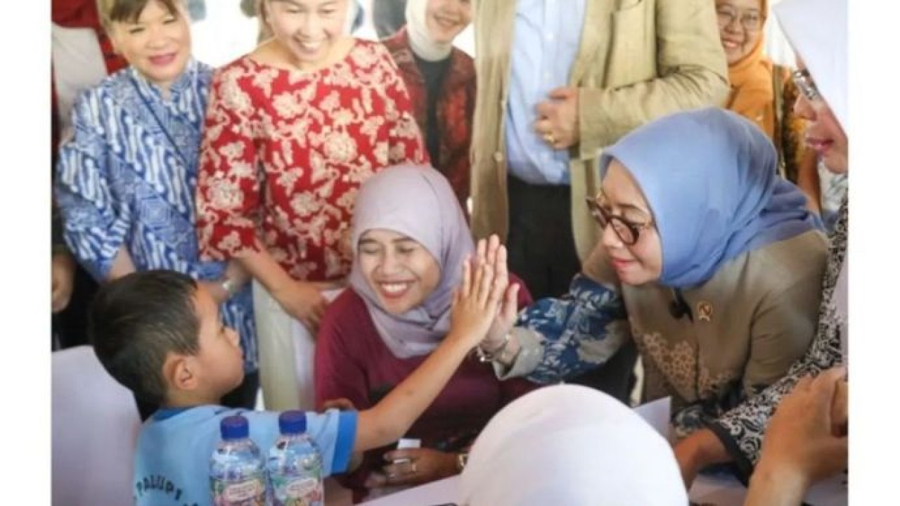 Menteri Pemberdayaan Perempuan dan Perlindungan Anak Arifah Fauzi (kanan) berinteraksi dengan seorang anak dalam kegiatan Skrining dan Edukasi Pencegahan Anemia untuk Generasi Sehat dalam rangkaian peringatan Hari Anak Nasional Tahun 2026, di Jakarta. (Antara)