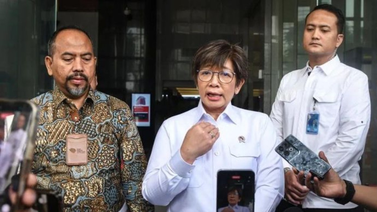 Wakil Kepala Badan Gizi Nasional Agustina Arumsari (tengah) dan Deputi Bidang Pencegahan dan Monitoring KPK Aminudin (kiri) menyampaikan keterangan usai melakukan audiensi di Gedung Merah Putih KPK, Jakarta (Antara)
