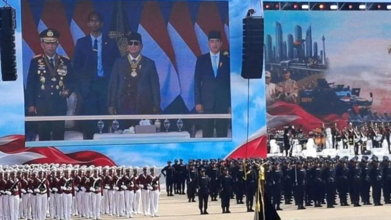 Presiden Prabowo Subianto dianugerahkan medali kehormatan keamanan dan keselamatan publik Loka Praja Samrakshana dalam upacara peringatan Hari Bhayangkara ke-80 di Satuan Latihan (Satlat) Brimob Polri, Cikeas, Kabupaten Bogor, Jawa Barat, Rabu, 1 Juli 2026. (Foto: Antara)