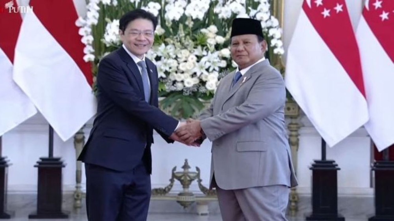 Presiden Prabowo Subianto menyambut hangat Perdana Menteri (PM) Singapura Lawrence Wong di Istana Merdeka. (Foto: YouTube