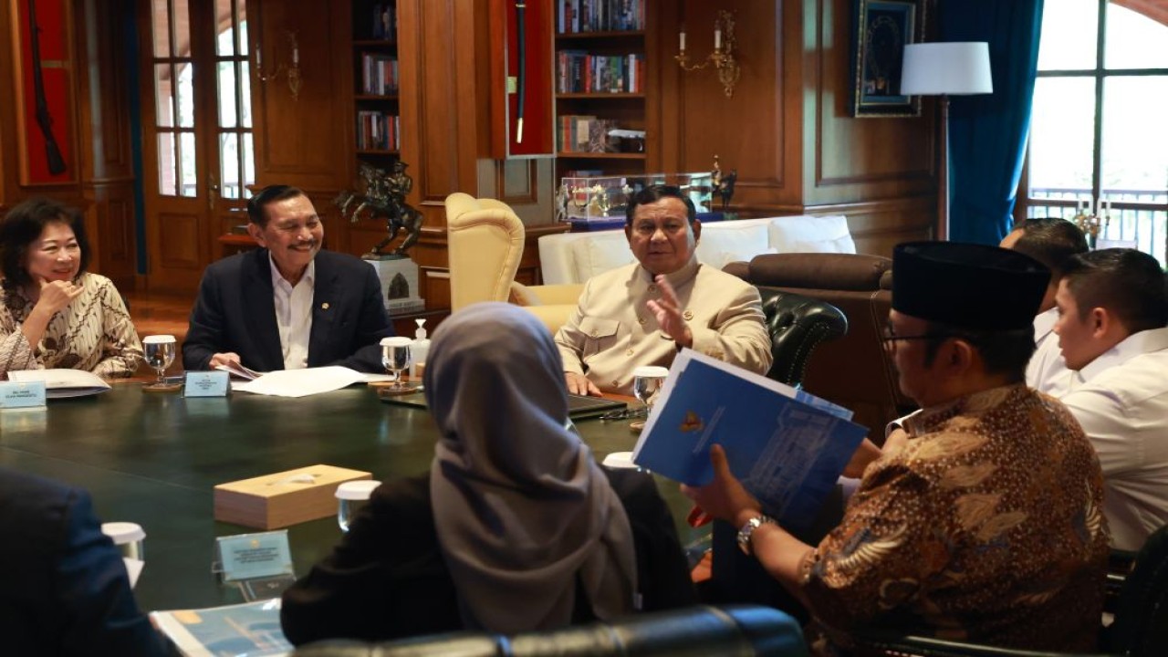 Presiden Prabowo Subianto menerima Ketua Dewan Ekonomi Nasional (DEN) Luhut Binsar Pandjaitan, beserta jajaran Dewan Ekonomi Nasional di kediaman pribadinya di Hambalang, Bogor, Jawa Barat. (Foto: Dok/Istimewa/Bakom RI)
