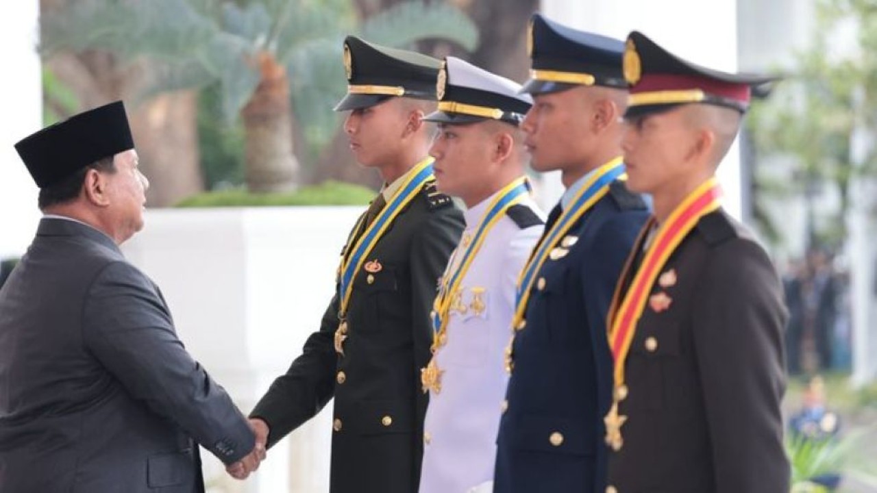Presiden Prabowo Subianto memberikan ucapan selamat kepada para peraih Adhi Makayasa usai Upacara Prasetya Perwira (Praspa) TNI dan Pelantikan Perwira Polri Tahun 2026 di Istana Merdeka, Jakarta, Rabu, 22 Juli 2026. (Foto: Istimewa)