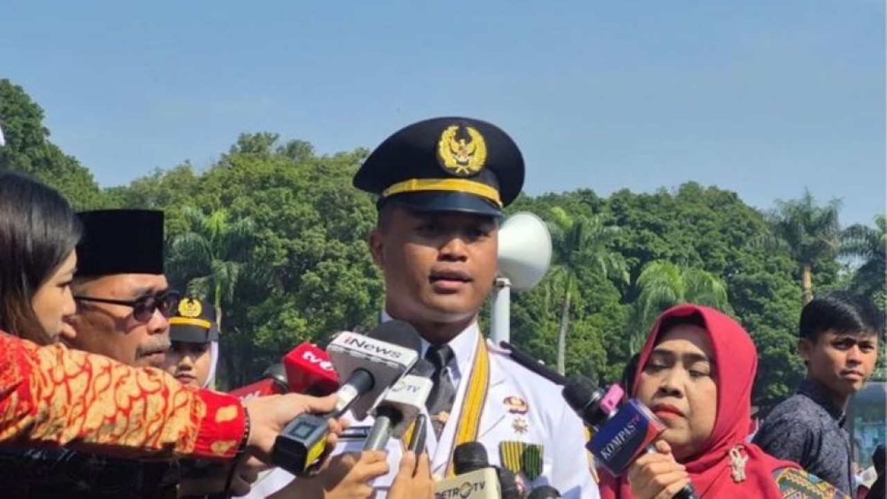 Aji Bayu Ramadhan meraih predikat lulusan terbaik Institut Pemerintahan Dalam Negeri (IPDN) Angkatan XXXIII Tahun 2026 dengan raihan IPK 3.84 dari total 1.204 lulusan yang dilantik sebagai Pamong Praja Muda saat diwawancarai media di Jatinangor, Sumedang, Jawa Barat. (Foto: antara)