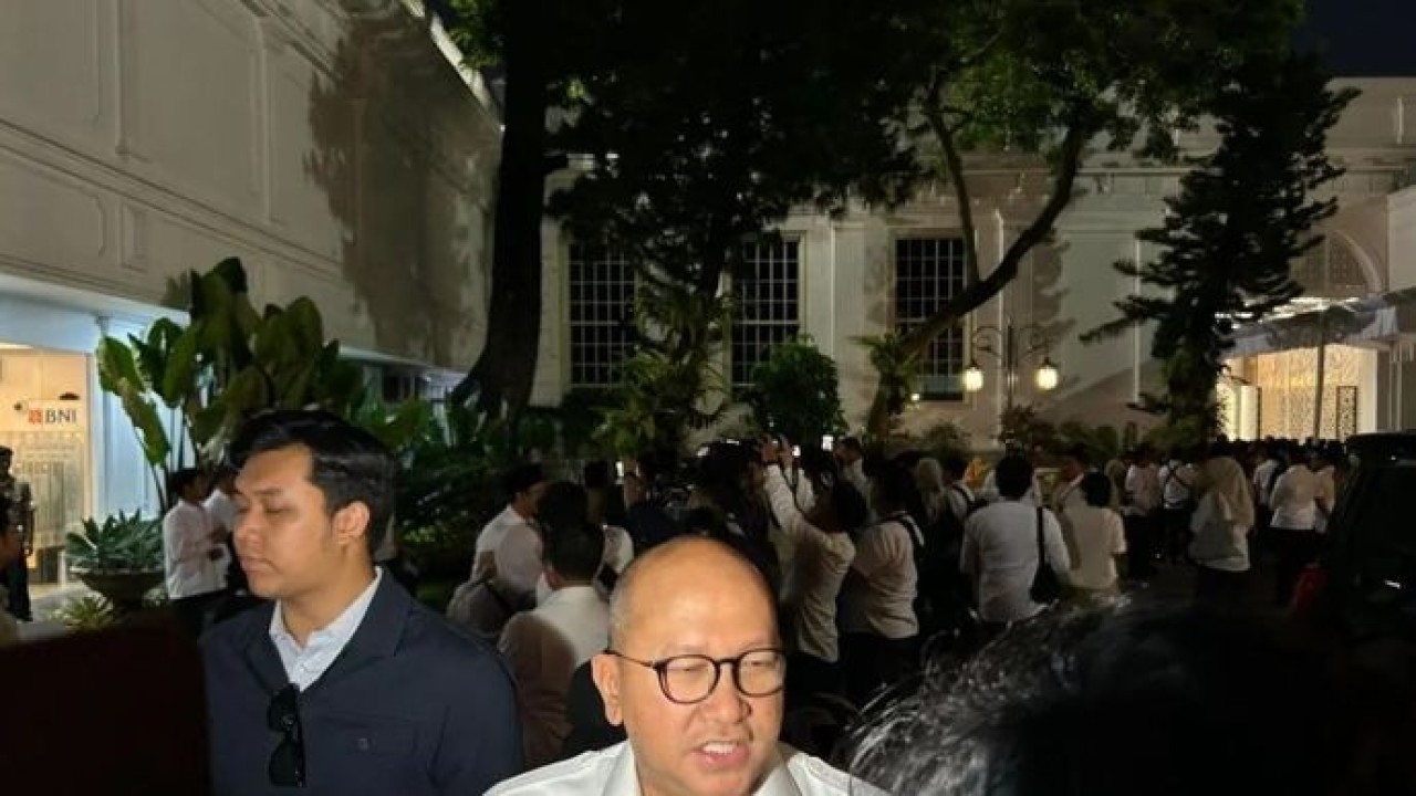 Chief Executive Officer (CEO) Badan Pengelola Investasi (BPI) Danantara Rosan Roeslani memberi keterangan pada media usai menghadiri Sidang Kabinet di Istana Negara, Jakarta, Senin, 20 Juli 2026. (Antara)