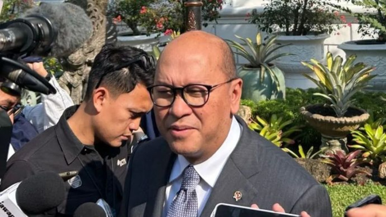 Menteri Investasi dan Hilirisasi dan CEO Danantara Rosan Roeslani menghadiri rapat terbatas di Kompleks Istana Kepresidenan, Jakarta, Senin, 27 Juli 2026. (Antara)
