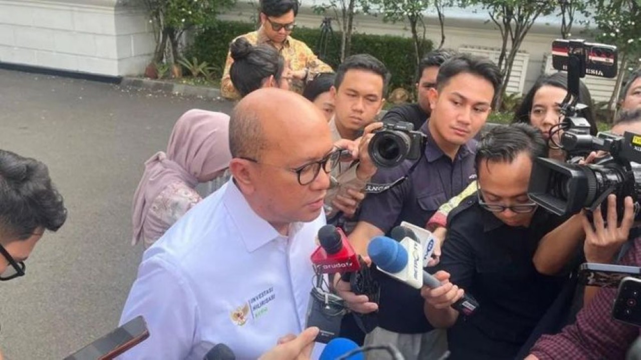 Menteri Investasi dan Hilirisasi/Kepala BKPM sekaligus CEO Danantara Indonesia Rosan Perkasa Roeslani memberikan keterangan kepada wartawan di Kompleks Istana Kepresidenan, Jakarta. (Foto: Antara)