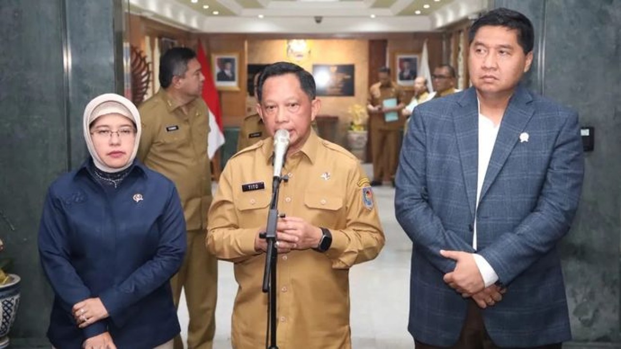 Menteri Dalam Negeri (Mendagri) Muhammad Tito Karnavian (tengah) memberikan keterangan kepada awak media usai rapat bersama Menteri PKP Maruarar Sirait (kanan) dan Kepala BPS Amalia Adininggar Widyasanti di Kantor Pusat Kemendagri, Jakarta, Senin, 6 Juli 2026 (Antara)