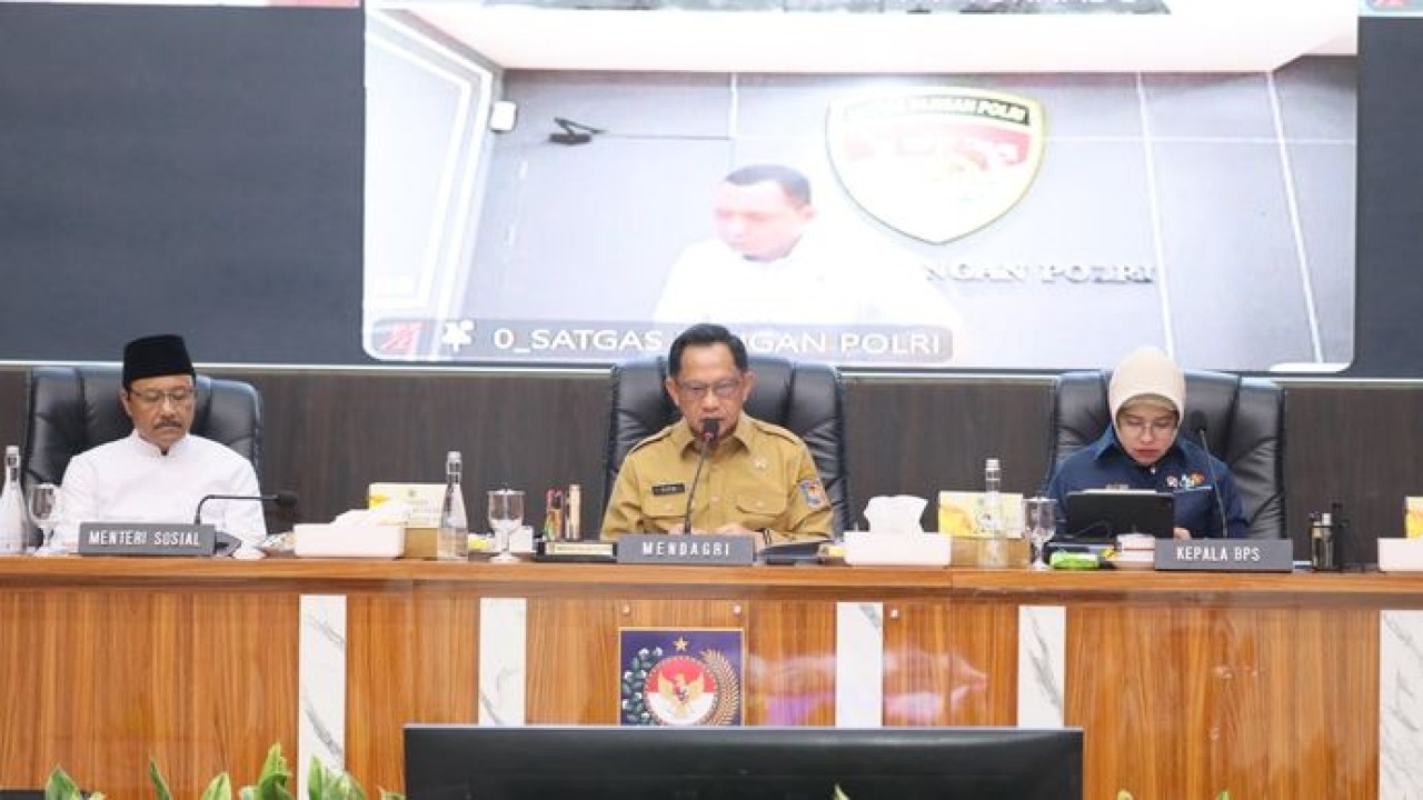 Menteri Dalam Negeri Muhammad Tito Karnavian memimpin Rapat Koordinasi Pengendalian Inflasi yang dirangkaikan dengan Pembahasan Progres Sensus Ekonomi, Rilis Data Tunggal Sosial dan Ekonomi Nasional (DTSEN) Versi 3 Tahun 2026, serta Evaluasi Dukungan Pemerintah Daerah dalam Program 3 Juta Rumah di Gedung Sasana Bhakti Praja, Kantor Pusat Kemendagri, Jakarta, Senin, 13 Juli 2026 (Puspen Kemendagri)