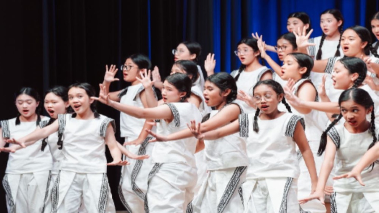 Avip Priatna Bersama Anak The Resonanz Children’s Choir Menjadi Juara Umum di Kompetisi Paduan Suara Kontemporer Bergengsi di Eropa. (Dokumentasi TRCC)