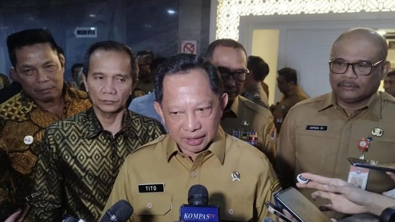 Menteri Dalam Negeri Tito Karnavian memberikan keterangan di kompleks parlemen, Jakarta, Senin, 29 Juni 2026 (Antara)