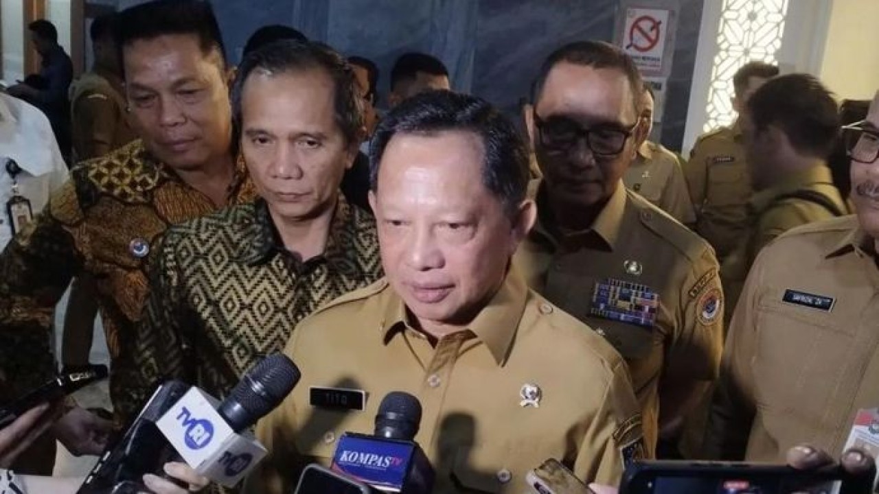 Menteri Dalam Negeri Tito Karnavian saat memberi keterangan di kompleks parlemen, Jakarta, Senin , 29 Juni 2026 (Antara)