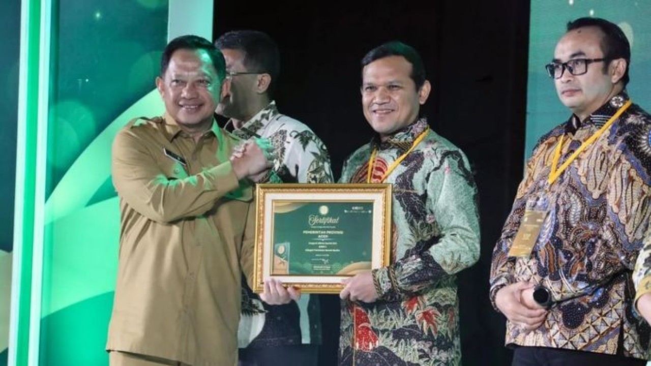 Menteri Dalam Negeri Muhammad Tito Karnavian (kiri) menghadiri sekaligus menyerahkan Anugerah Adinata Syariah 2026 kepada sejumlah pemerintah daerah berprestasi (Antara)