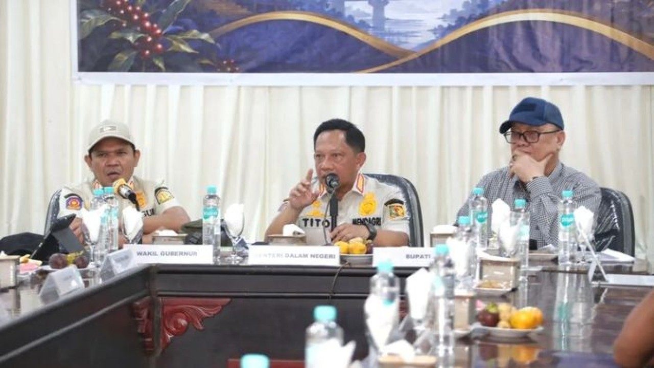 Menteri Dalam Negeri (Mendagri) sekaligus Ketua Satuan Tugas (Kasatgas) Percepatan Rehabilitasi dan Rekonstruksi (PRR) Pascabencana Sumatera Muhammad Tito Karnavian (tengah) hadiri usai Rapat Koordinasi (Rakor) Percepatan Rehabilitasi dan Rekonstruksi Pemulihan Pascabencana Hidrometeorologi yang berlangsung di Aula Pendopo Bupati Bener Meriah, Aceh, Selasa, 7 Juli 2026. (Antara)