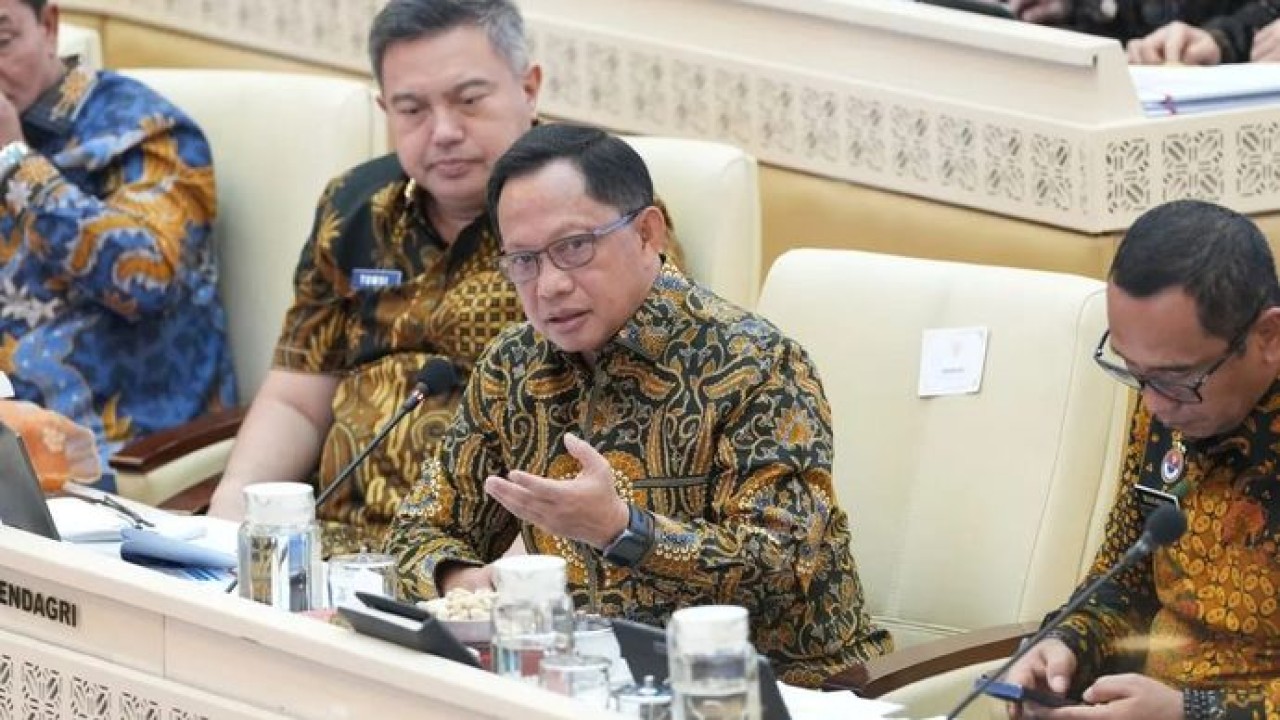 Menteri Dalam Negeri (Mendagri) Muhammad Tito Karnavian memberikan paparan dalam Rapat Kerja dan Rapat Dengar Pendapat Bersama Komisi II DPR RI tentang Pembahasan Laporan Keuangan Pemerintah Pusat (LKPP) APBN Tahun Anggaran (TA) 2025 di kompleks parlemen, Senayan, Jakarta, Kamis, 16 Juli 2026 (Antara)