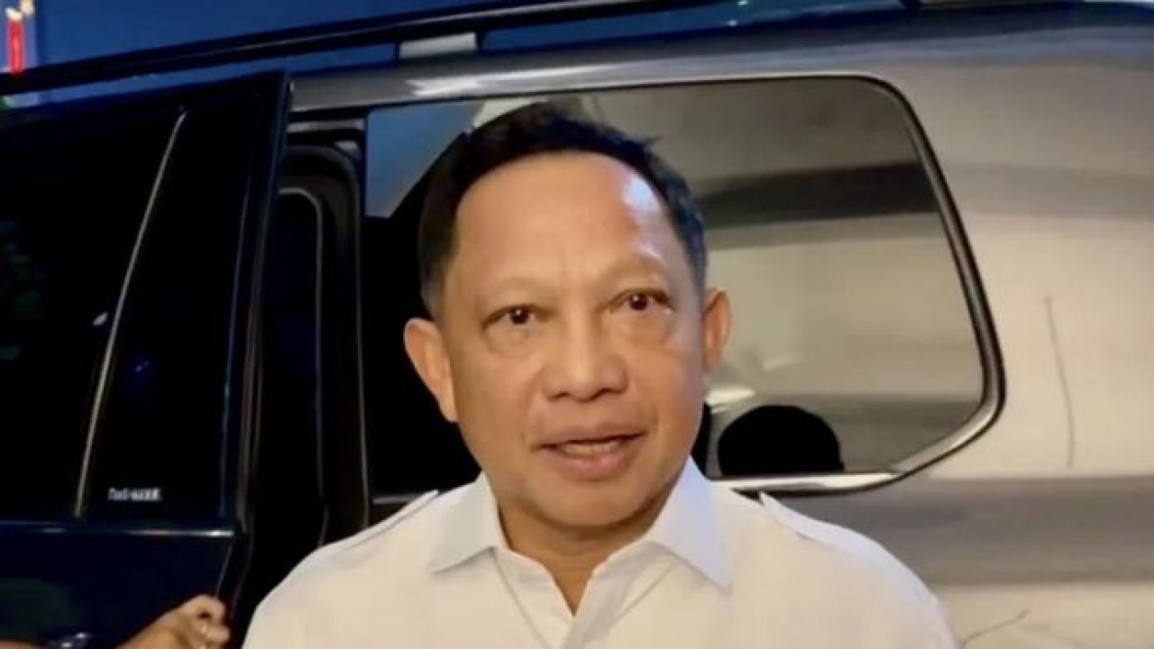 Menteri Dalam Negeri (Mendagri) Tito Karnavian menjawab pertanyaan wartawan saat ditemui di Istana Kepresidenan RI, Jakarta, Senin, 20 Juli 2026 setelah mengikuti Sidang Kabinet Paripurna di Istana Negara. (Antara)