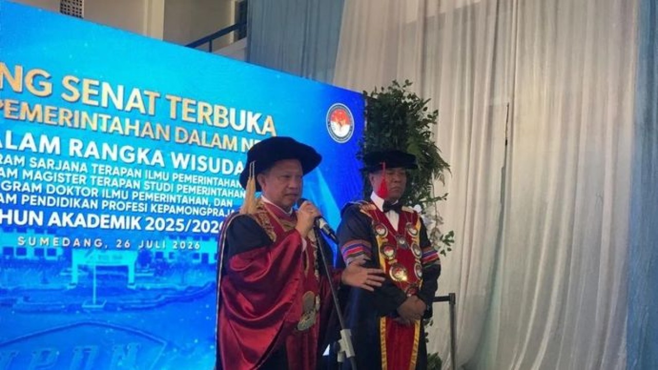 Menteri Dalam Negeri Tito Karnavian (kiri) pada konferensi pers usai mengukuhkan wisudawan praja Institut Pemerintahan Dalam Negeri (IPDN) di Kabupaten Sumedang, Jawa Barat, Minggu, 26 Juli 2026. (Antara)