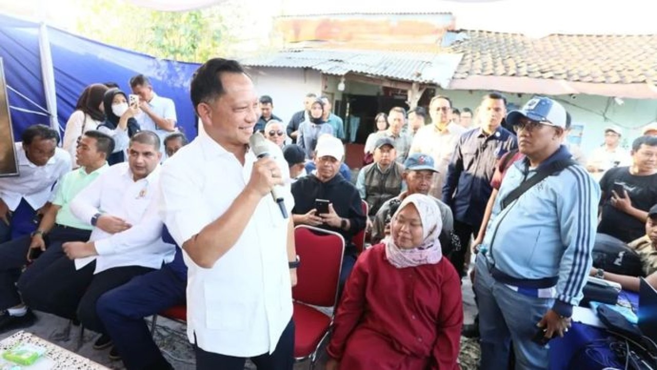 Menteri Dalam Negeri (Mendagri) Muhammad Tito Karnavian menggelar inspeksi pelaksanaan pelaksanaan program Bantuan Stimulan Perumahan Swadaya (BSPS) atau bedah rumah di Desa Cilampeni, Kecamatan Ketapang, Kabupaten Bandung, Jawa Barat, Sabtu, 25 Juli 2026. (Antara)