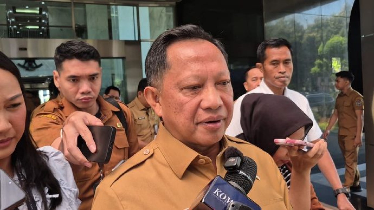 Menteri Dalam Negeri (Mendagri) Tito Karnavian meminta Menteri Keuangan Purbaya Yudhi Sadewa segera menyetujui pencairan anggaran sekitar Rp6 triliun guna mempercepat rehabilitasi dan rekonstruksi wilayah terdampak bencana di Aceh. (Ntvnews. Id-Muslimin Trisyuliono)