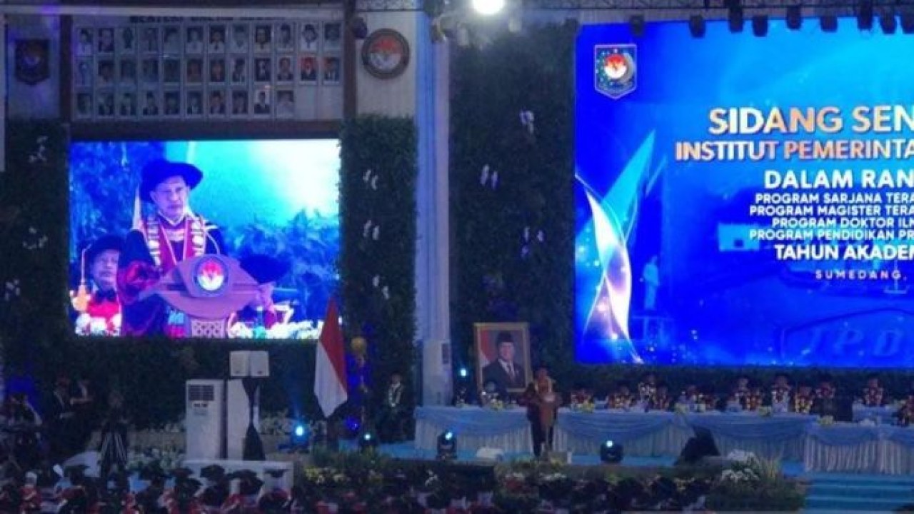 Menteri Dalam Negeri Muhammad Tito Karnavian dalam Sidang Senat Terbuka Wisuda Program Sarjana Terapan Ilmu Pemerintahan, Magister Terapan Ilmu Pemerintahan, Pendidikan Profesi Kepamongprajaan, dan Doktor Ilmu Pemerintahan Tahun Akademik 2025/2026 di Kampus IPDN Jatinangor, Sumedang, Jawa Barat (Antara)