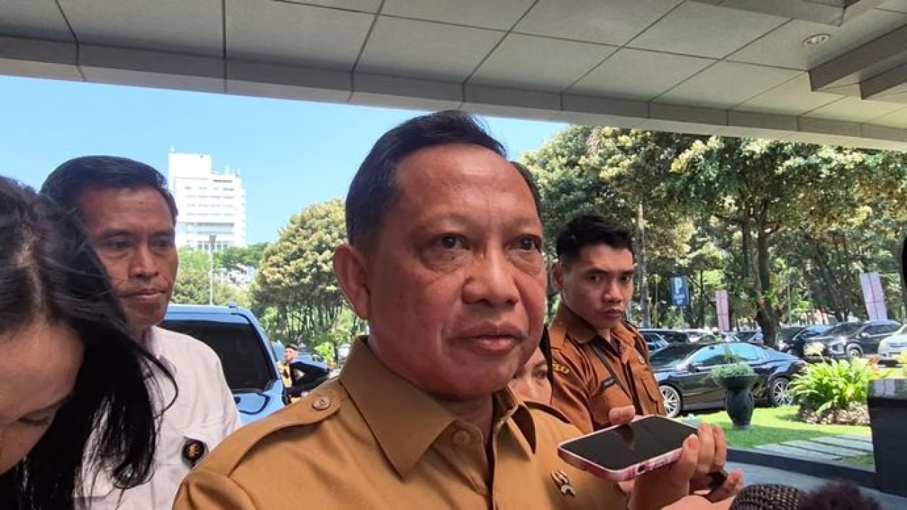 Menteri Dalam Negeri (Mendagri) Tito Karnavian meminta pemerintah daerah efisiensi anggaran untuk menjaga keberlangsungan pembayaran gaji pegawai khususnya PPPK dan tenaga honorer. (Ntvnews.id-Muslimin Trisyuliono)
