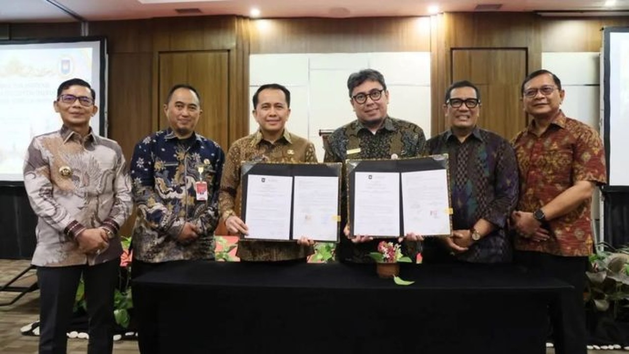 Plt Direktur Utama PT PII, Andre Permana (tiga kanan) dan Direktur Jenderal Bina Keuangan Daerah Kementerian Dalam Negeri, A. Fatoni (tiga kiri) saat menandatangani perjanjian kerja sama sebagai langkah strategis memperkuat penerapan pembiayaan kreatif pembangunan infrastruktur Bali dan daerah lainnya di Indonesia di Denpasar, Bali, belum lama ini. (Antara)