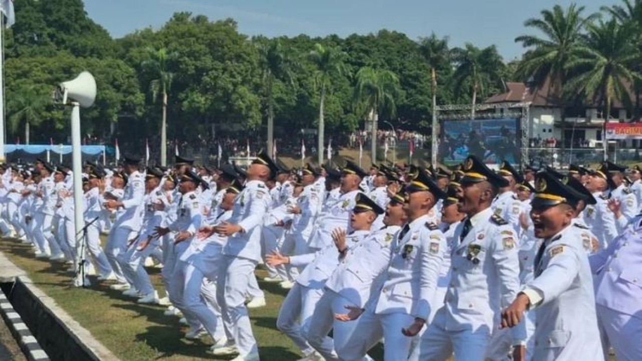 Sebanyak 1.204 Pamong Praja Muda Angkatan XXXIII saat melaksanakan upacara pelantikan yang dipimpin langsung oleh Presiden Prabowo Subianto di Kampus IPDN Jatinangor, Sumedang, Jawa Barat, Rabu, 29 Juli 2027. (Antara)