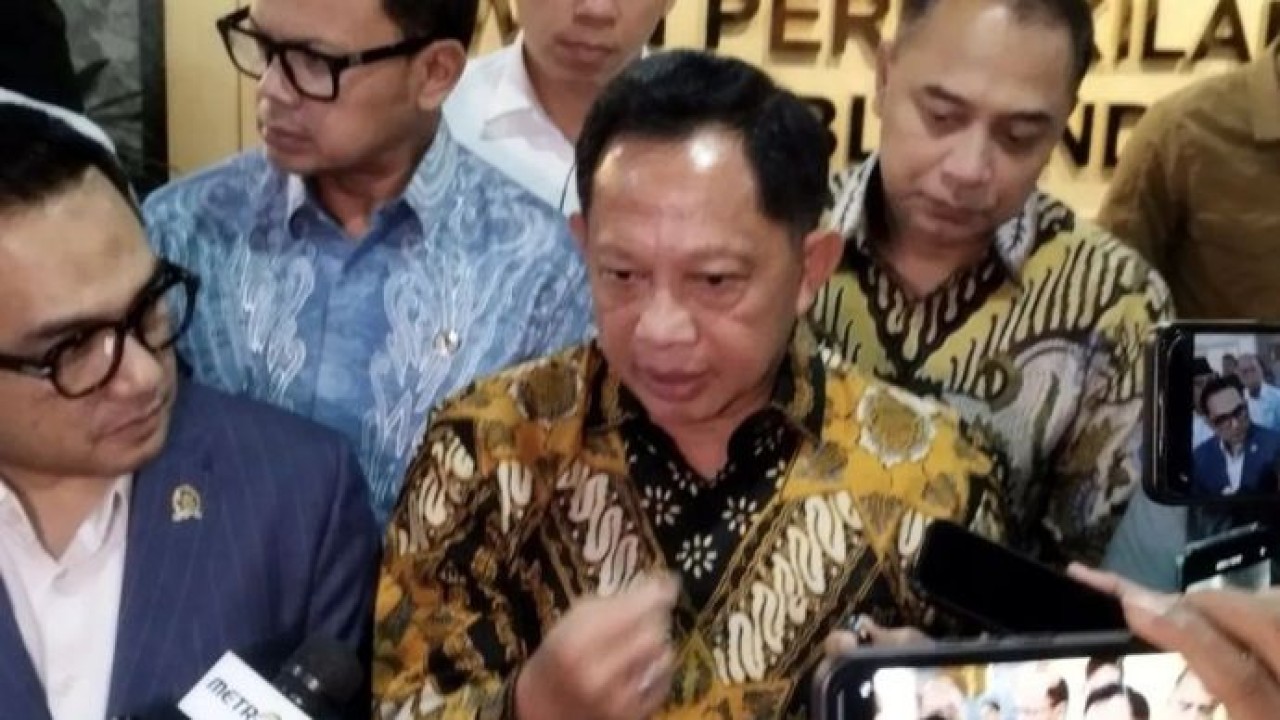 Menteri Dalam Negeri Tito Karnavian saat memberi keterangan di kompleks parlemen, Jakarta, Kamis, 30 Juli 2026. (Antara)