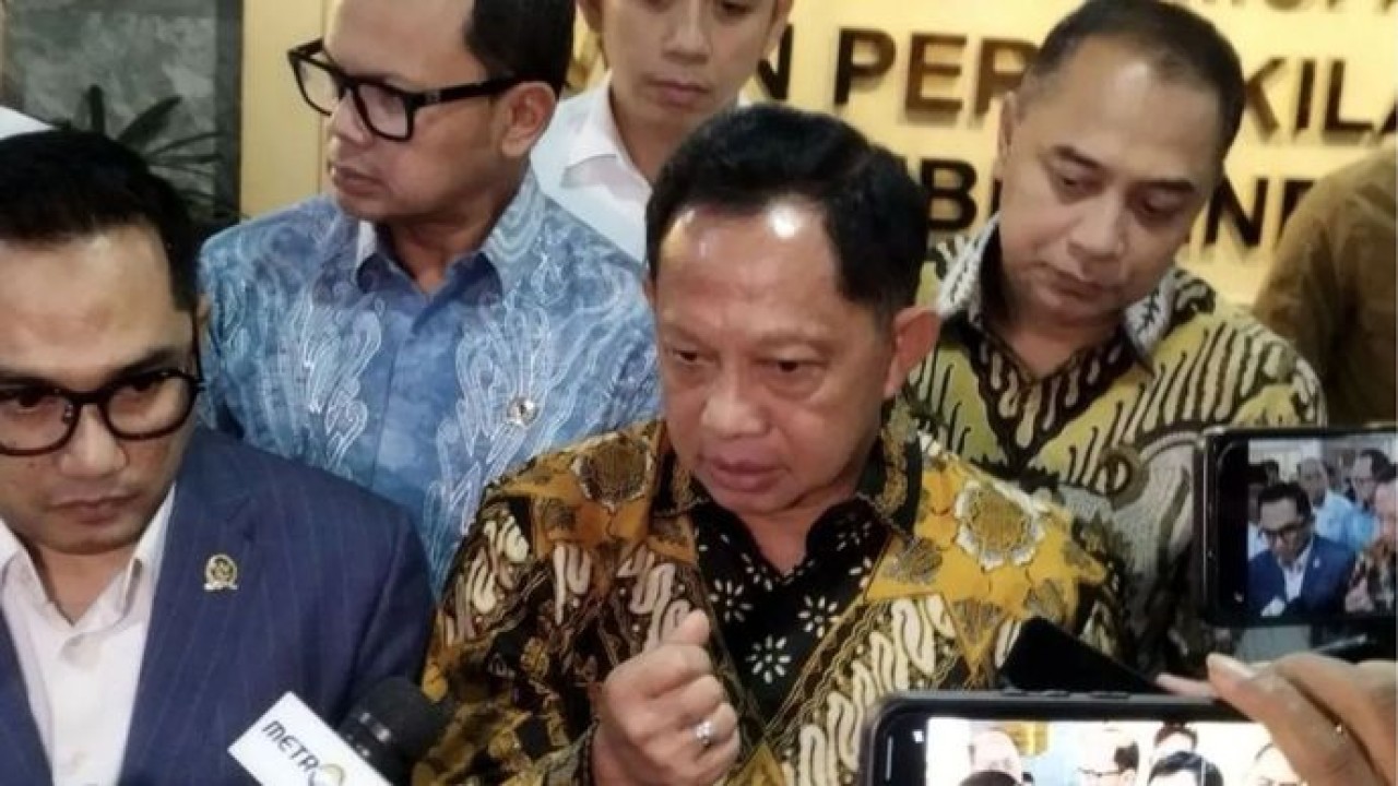 Menteri Dalam Negeri Tito Karnavian saat memberi keterangan di kompleks parlemen, Jakarta, Kamis (30/7/2026). (Antara)