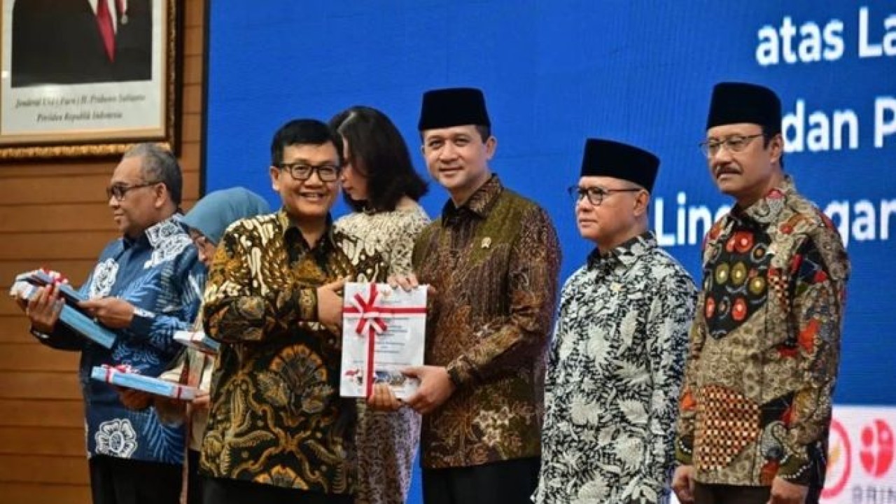 Menteri Transmigrasi (Mentrans) Muhammad Iftitah Sulaiman Suryanagara dalam acara Penyerahan Laporan Hasil Pemeriksaan (LHP) atas Laporan Keuangan Kementerian/Lembaga Tahun 2025, di Kantor Badan Pendidikan dan Pelatihan Pemeriksaan Keuangan Negara (Badiklat PKN) BPK RI, Jakarta Selatan, Kamis, 16 Juli 2026. (Antara)