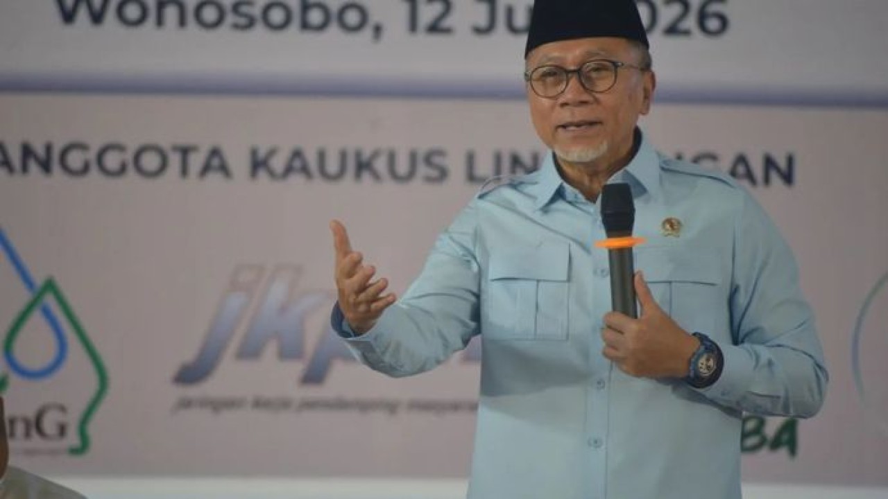 Menteri Koordinator Bidang Pangan Zulkifli Hasan menyampaikan paparan dalam Dialog Masyarakat Sipil untuk Ketahanan Pangan dan Kelestarian Lingkungan di Wonosobo, Jawa Tengah. (Antara)