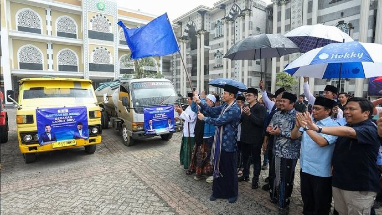 AHY salurkan 80 ribu liter air bersih di Madura.
