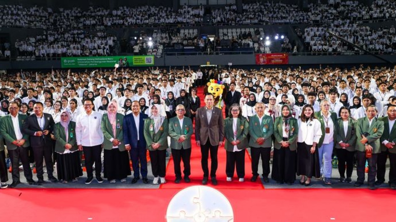 Menko AHY memberikan pembekalan kepada mahasiswa baru UPN “Veteran” Jakarta dalam kegiatan PKKMB di Tennis Indoor Senayan, Jakarta, Senin (10/8/2026)