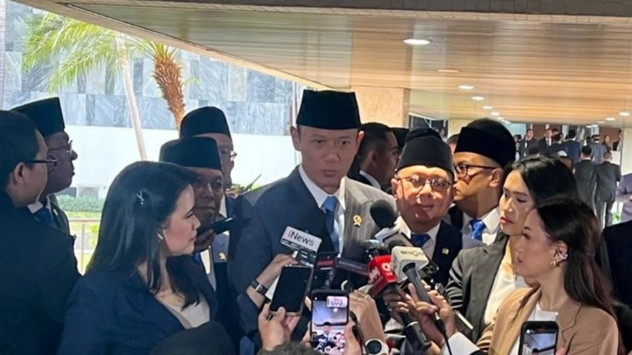 Menteri Koordinator Bidang Infrastruktur dan Pembangunan Kewilayahan Agus Harimurti Yudhoyono (AHY) memberi keterangan kepada awak media di sela memasuki ruang Sidang Tahunan MPR RI dan Sidang Bersama DPR-DPD RI Tahun 2026 di Jakarta, Jumat, 14 Agustus 2026. (Antara)