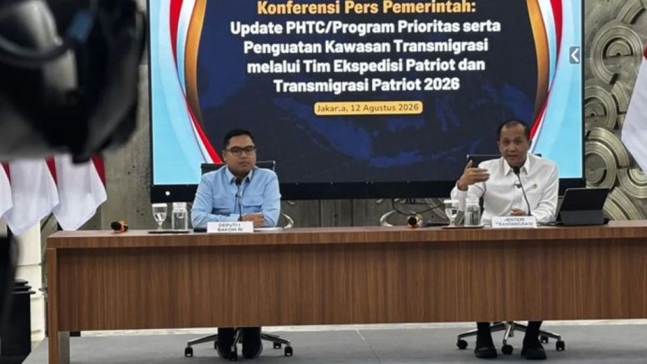 Deputi I Bidang Strategi dan Sistem Komunikasi Bakom RI Fahd Pahdepie dan Mentrans Iftitah Sulaiman Suryanagara dalam konferensi pers di Jakarta, Rabu (12/8/2026) (Antara)