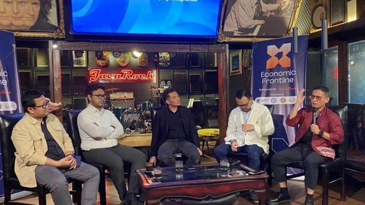 Tenaga Ahli Utama Badan Komunikasi Pemerintah RI (Bakom RI) Fithra Faisal Hastiadi (kanan) menyampaikan paparan dalam sebuah diskusi di Jakarta, Kamis, 20 Agustus 2026 (Antara)