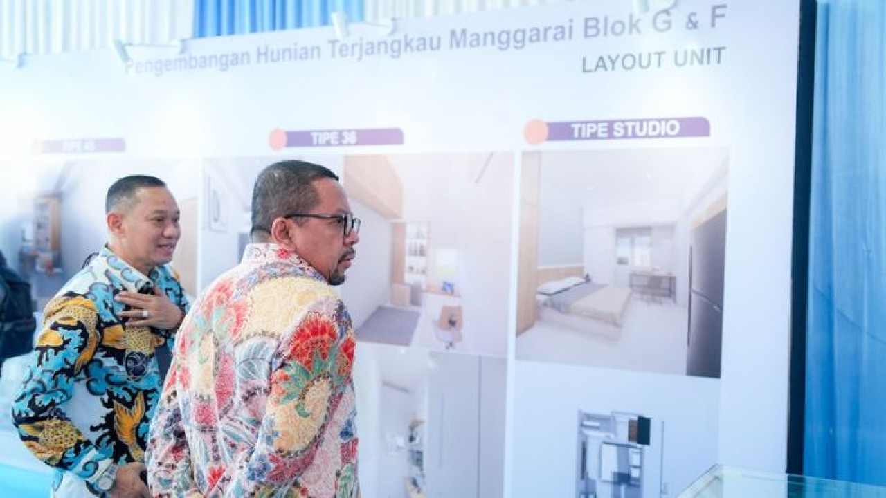 Kepala Bakom RI Muhammad Qodari meninjau papan layout dan maket desain unit Hunian Terjangkau Manggarai di Jakarta, Jumat (21/8/2026)