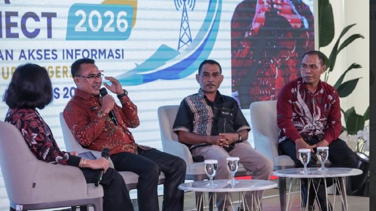 Direktur Strategis Bisnis Indonesia Group Maria Yuliana Benyamin (dari kiri), Kepala Dinas Kominfo Kab. Flores Timur Silvester Suban Toa Kabelen, Kepala Sekolan SMAN 1 Titehena Konrardus Kudarto, dan Kepala UPTD Puskesmas Ilebura Yohanes Noda Kwuta m (Istimewa)