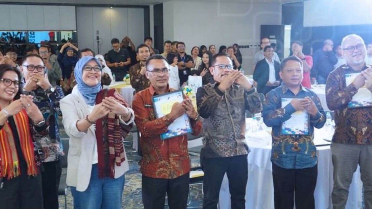 Direktur Utama BAKTI Komdigi Fadhilah Mathar (ketiga dari kiri) berfoto bersama para narasumber dan perwakilan pemerintah daerah usai forum diskusi BAKTI Media Connect 2026 di Jakarta. (Instagram @bakti.komdigi)