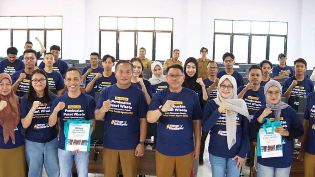 Peserta Pelatihan Pembuatan Paket Wisata berbasis digital berfoto bersama di Sumbawa, NTB. Kegiatan kolaborasi BAKTI Komdigi, Atourin, dan Pemkab Sumbawa ini digelar untuk membekali pelaku usaha pariwisata lokal dalam memasarkan produk wisata melalui platform OTA. (Instagram @bakti.komdigi)
