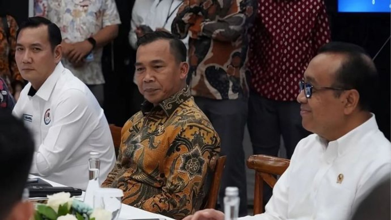 Mendukbangga/Kepala BKKBN Wihaji (dua dari kanan) dalam pertemuan bersama media di Kementerian Komunikasi dan Digital, Jakarta, Selasa (4/8/2026) terkait Gerakan Nasional Ruang Aman dan Nyaman Anak (GERNAS RANA) (Antara)
