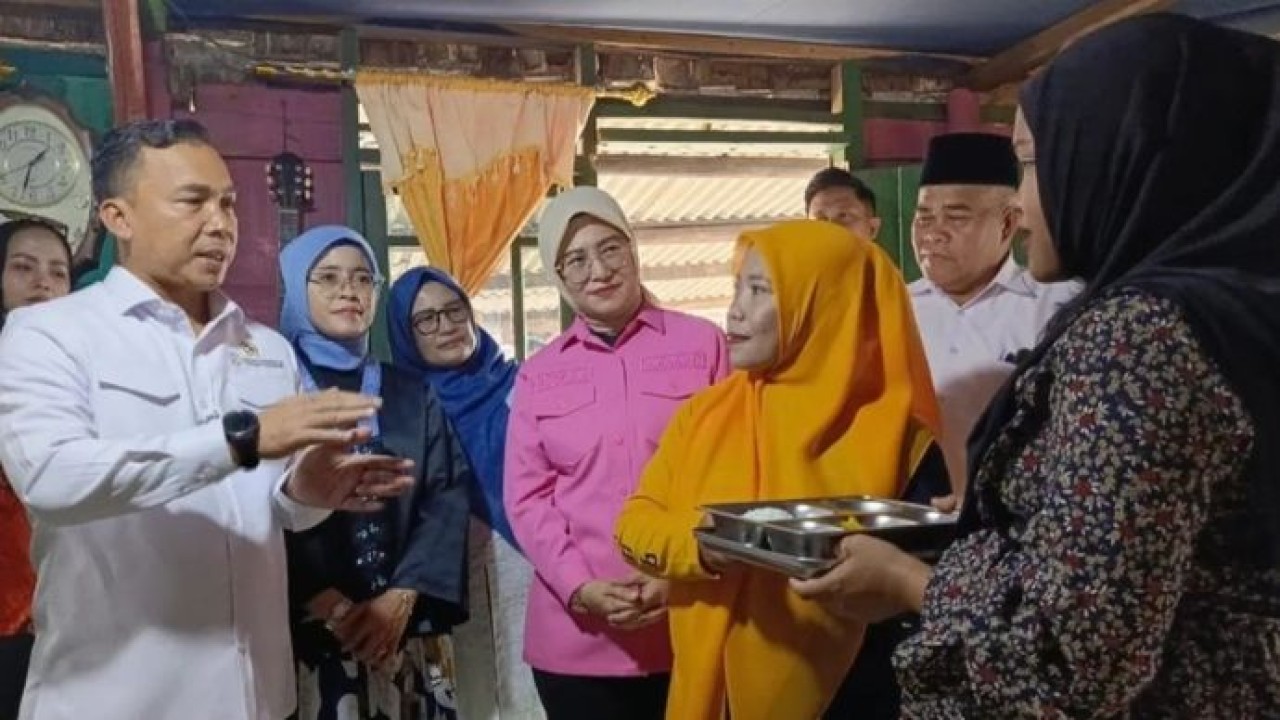 Menteri Kependudukan dan Pembangunan Keluarga (Mendukbangga) Republik Indonesia, Wihaji meninjau Keluarga Berisiko Stunting (KRS) di Kelurahan Ketapang Kota Pangkalpinang, Kamis, 6 Agustus 2026. (Antara)