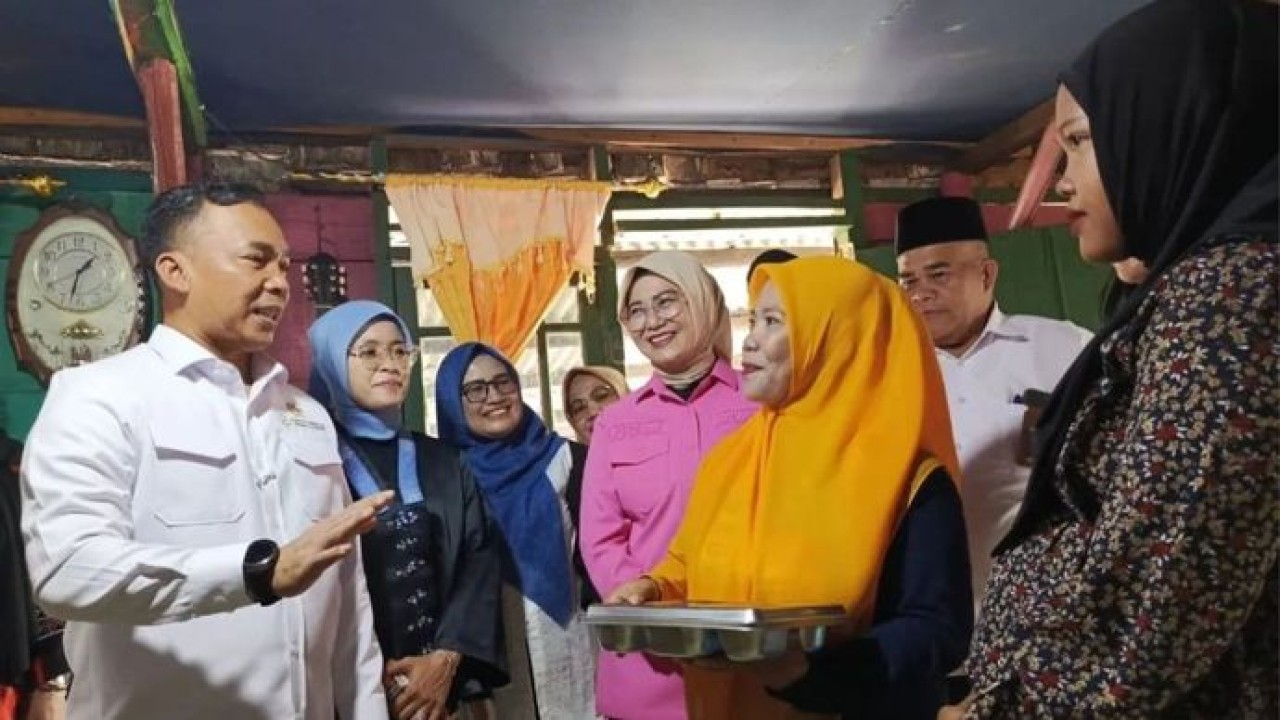 Mendukbangga, Wihaji saat meninjau langsung pemberian MBG 3B di Kelurahan Ketapang Kota Pangkalpinang, Kamis (6/8/2026) (Antara)