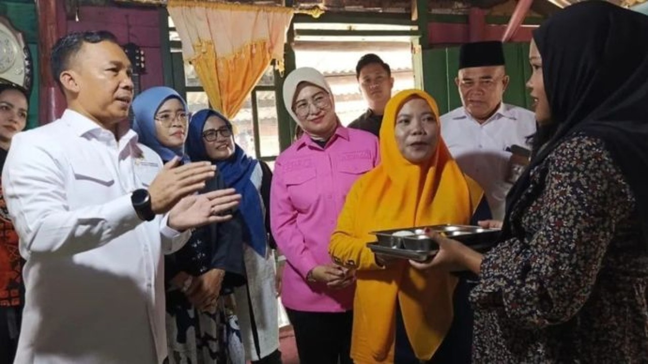Menteri Kependudukan dan Pembangunan Keluarga (Mendukbangga) Republik Indonesia, Wihaji saat mengunjungi rumah penerima manfaat Program MBG 3B di Kelurahan Ketapang Kota Pangkalpinang, Kamis, 6 Agustus 2026. (Antara)