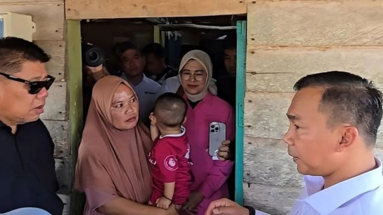 Mendukbangga/Kepala BKKBN Wihaji (kanan) saat mengunjungi keluarga berisiko stunting sekaligus memberikan bantuan rumah layak huni di Kecamatan Pangkalbalam, Kota Pangkalpinang, Bangka Belitung (Antara)