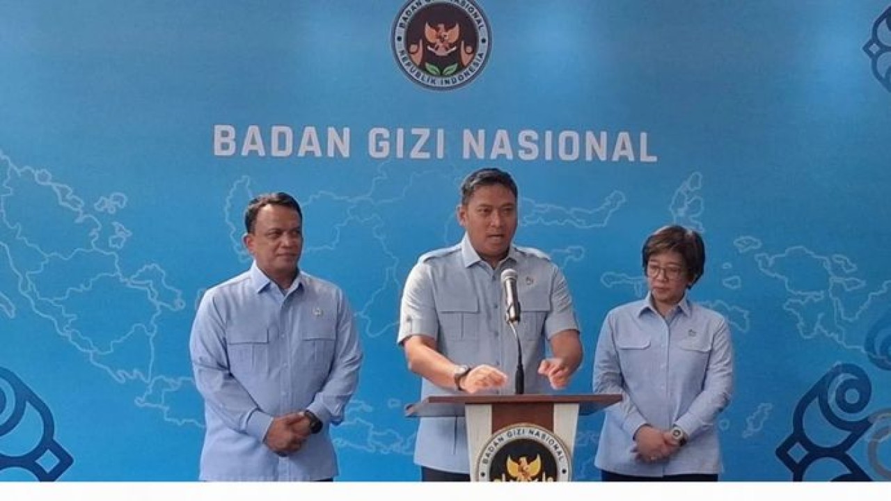 Kepala BGN Sudaryono (tengah) bersama kedua wakilnya dalam peresmian pusat pelayanan publik dan media center di Kantor BGN, Jakarta Pusat, Rabu (29/7/2026) (antara)