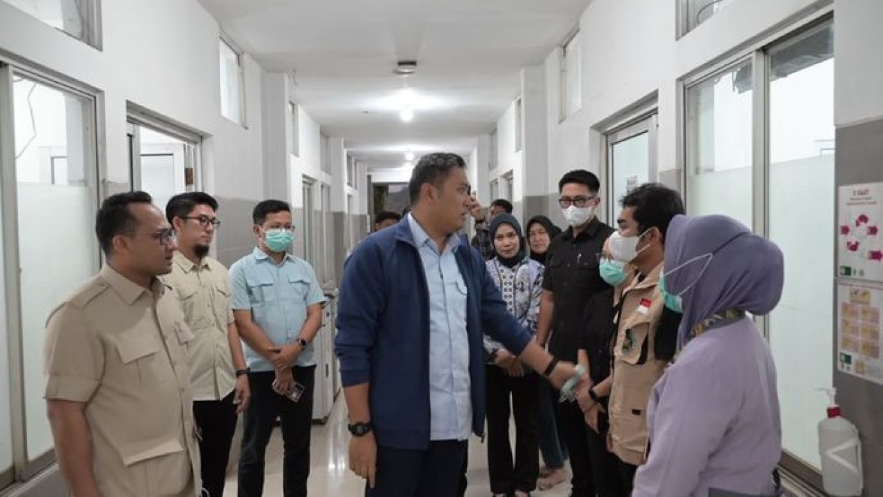 Kepala Badan Gizi Nasional (BGN), Sudaryono, menjenguk para korban dugaan keracunan Makan Bergizi Gratis (MBG) di Kota Semarang, Sabtu (1/8/2026)