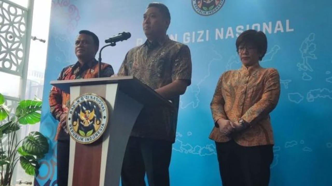 Kepala Badan Gizi Nasional (BGN) Sudaryono (tengah) dalam konferensi pers di Jakarta. (Antara)