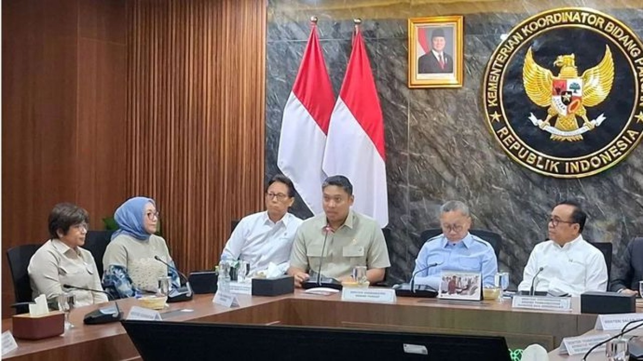 Kepala BGN Sudaryono (tiga dari kanan) dalam konferensi pers mengenai refocusing penerima MBG di Kantor Kemenko Pangan, Jakarta, Kamis (6/8/2026). (Antara)